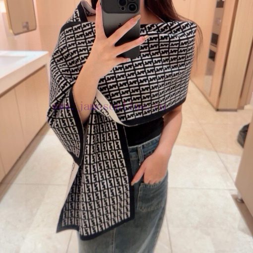 The new Fendi2023 collection features a knitted double-sided scarf, a versatile and practicatb5bl5t3