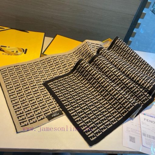 The new Fendi2024 collection features a knitted double-sided scarf, a versatile and practica04w918dn - Image 9