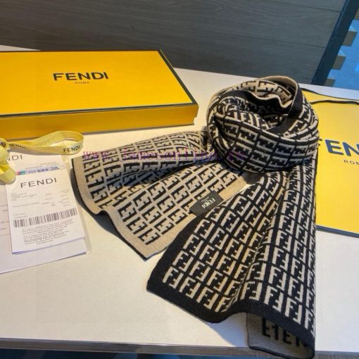 The new Fendi2024 collection features a knitted double-sided scarf, a versatile and practica04w918dn - Image 10