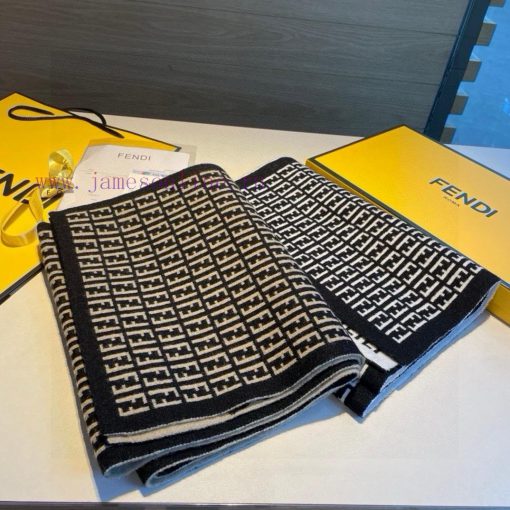 The new Fendi2023 collection features a knitted double-sided scarf, a versatile and practicatb5bl5t3 - Image 3