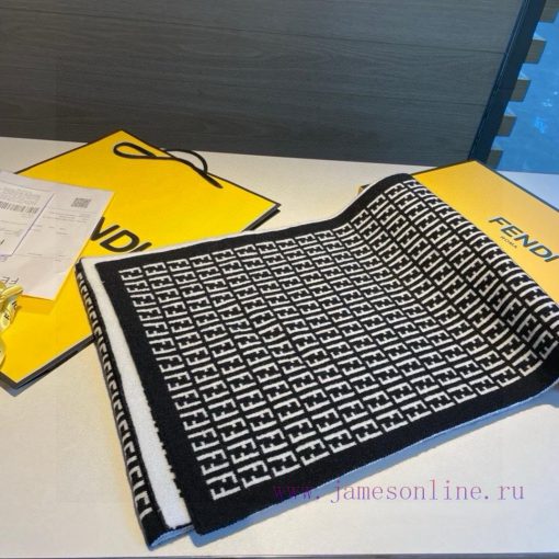 The new Fendi2023 collection features a knitted double-sided scarf, a versatile and practicatb5bl5t3 - Image 4