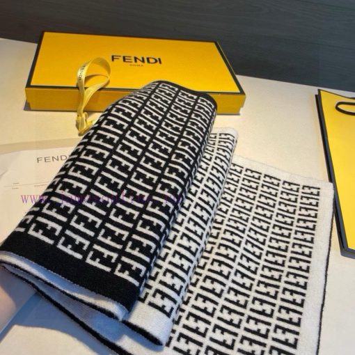 The new Fendi2023 collection features a knitted double-sided scarf, a versatile and practicatb5bl5t3 - Image 5