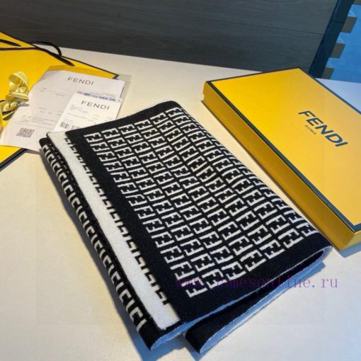 The new Fendi2023 collection features a knitted double-sided scarf, a versatile and practicatb5bl5t3 - Image 6