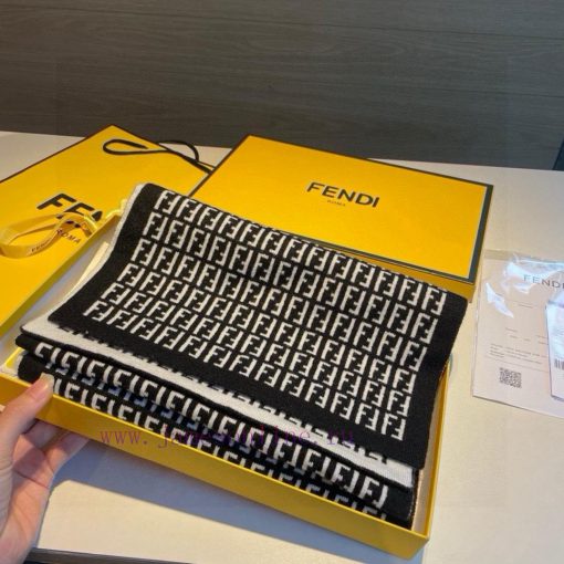 The new Fendi2023 collection features a knitted double-sided scarf, a versatile and practicatb5bl5t3 - Image 8