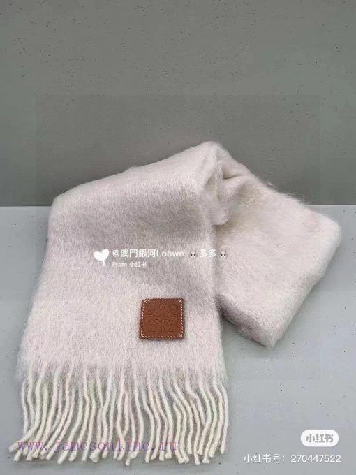 Loewe's super beautiful new mohair scarf is highly recommended to buy with good texture. Loej0bhqr6h - Image 2