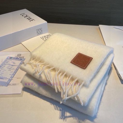 Loewe's super beautiful new mohair scarf is highly recommended to buy with good texture. Loej0bhqr6h - Image 4