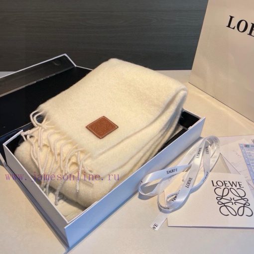 Loewe's super beautiful new mohair scarf is highly recommended to buy with good texture. Loej0bhqr6h - Image 5