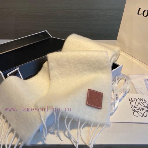 Loewe's super beautiful new mohair scarf is highly recommended to buy with good texture. Loej0bhqr6h - Image 6