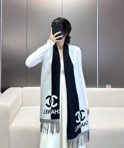 𝐂𝐇𝐀𝐍𝐄𝐋 New "Double sided Color blocked Jacquard" Bare PinkSize184x34cm (excluding tassels)Vixth9255g