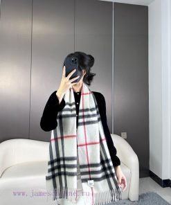 The latest product of Burberry's deep water ripple classic cashmere plaid scarf with excelle4qd09za3