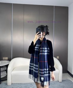 The latest product of Burberry's deep water ripple classic cashmere plaid scarf with excellebn1ic2um