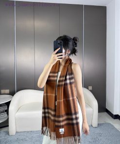 The latest product of Burberry's deep water ripple classic cashmere plaid scarf with excelleuuk21bm0