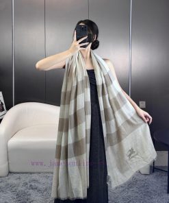 The new 2023 Burberry formal collection is exclusively for flagship stores, featuring VIP toi7c9migq