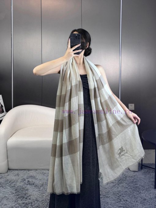 The new 2023 Burberry formal collection is exclusively for flagship stores, featuring VIP toi7c9migq - Image 2