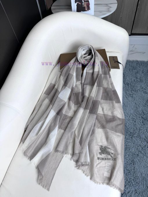 The new 2023 Burberry formal collection is exclusively for flagship stores, featuring VIP toi7c9migq - Image 6