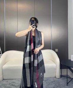 The new 2023 Burberry formal collection is exclusively for flagship stores, featuring VIP tobdwzd62v