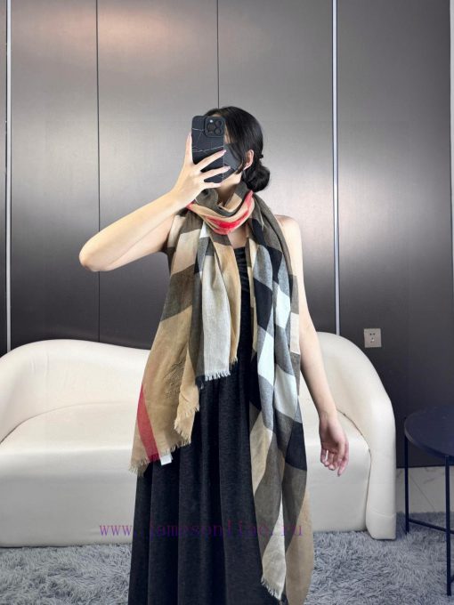 The new 2023 Burberry formal collection is exclusively for flagship stores, featuring VIP tovyqj3xs7 - Image 3