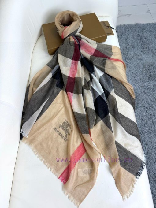 The new 2023 Burberry formal collection is exclusively for flagship stores, featuring VIP tovyqj3xs7 - Image 5