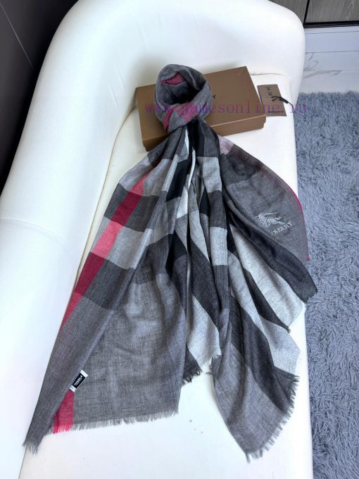 The new 2023 Burberry formal collection is exclusively for flagship stores, featuring VIP tobdwzd62v - Image 8