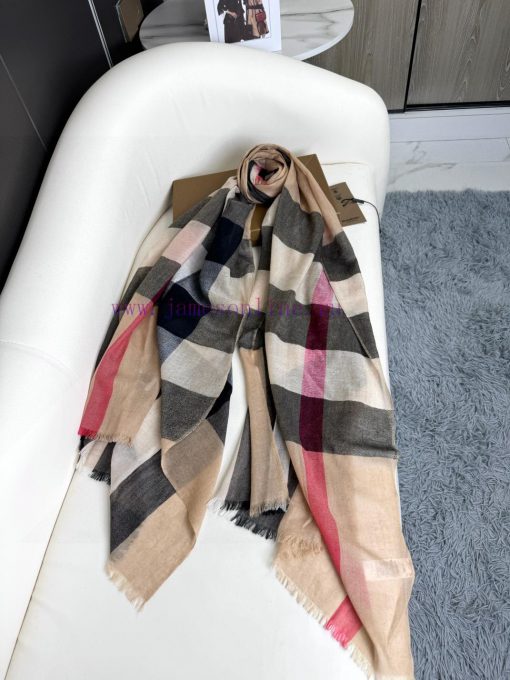 The new 2023 Burberry formal collection is exclusively for flagship stores, featuring VIP tovyqj3xs7 - Image 6