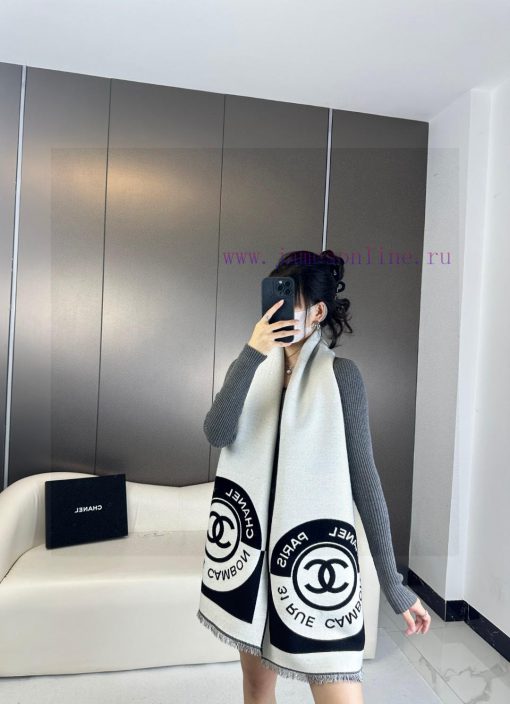 High quality Chanel badge scarf with double-sided dual color jacquard wool and silk fabric, f1sit8qr - Image 2