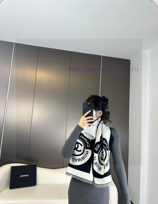 High quality Chanel badge scarf with double-sided dual color jacquard wool and silk fabric, f1sit8qr - Image 3
