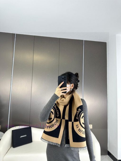 High quality Chanel badge scarf with double-sided dual color jacquard wool and silk fabric, hva6e06g - Image 3