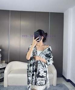 Newly released in 2023, this Sauvage printed scarf from Dior is a fresh interpretation of Dir9mkla6f