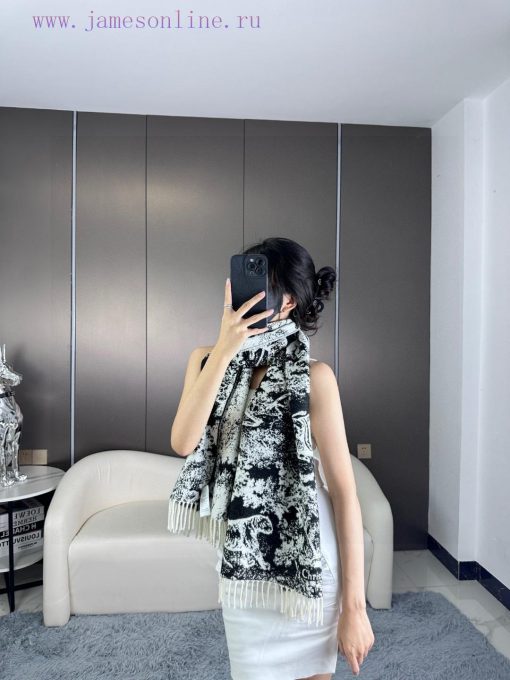 Newly released in 2023, this Sauvage printed scarf from Dior is a fresh interpretation of Dir9mkla6f - Image 3