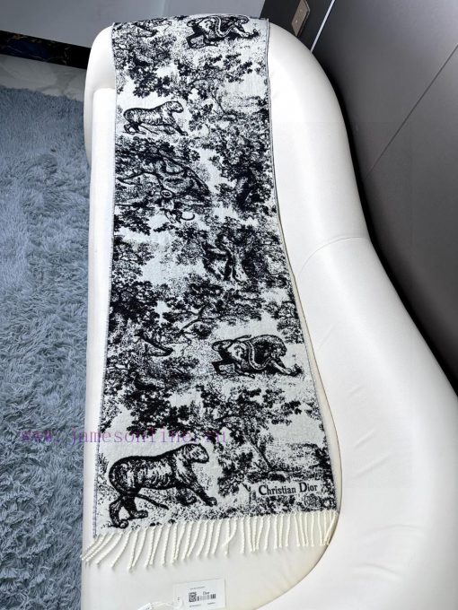 Newly released in 2023, this Sauvage printed scarf from Dior is a fresh interpretation of Dir9mkla6f - Image 5
