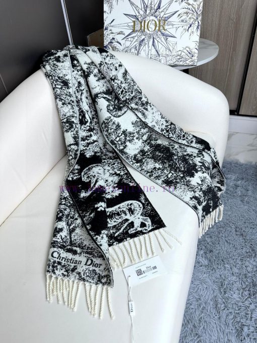 Newly released in 2023, this Sauvage printed scarf from Dior is a fresh interpretation of Dir9mkla6f - Image 6