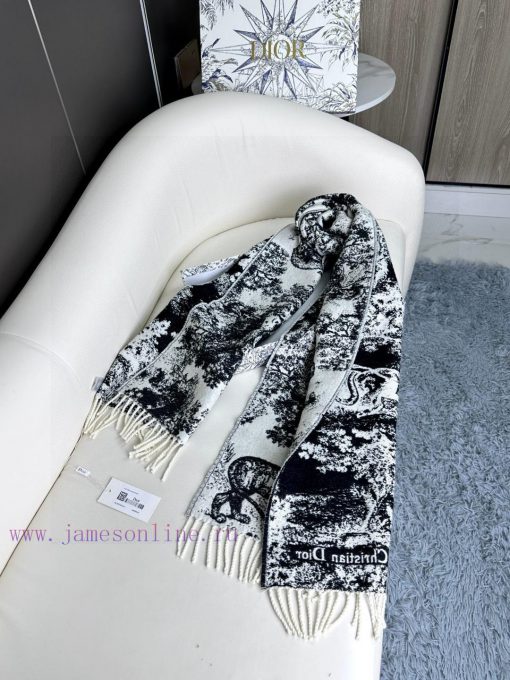 Newly released in 2023, this Sauvage printed scarf from Dior is a fresh interpretation of Dir9mkla6f - Image 7