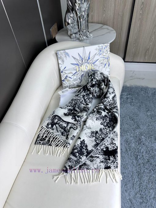 Newly released in 2023, this Sauvage printed scarf from Dior is a fresh interpretation of Dir9mkla6f - Image 8