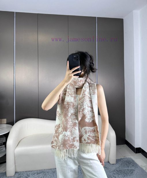 Newly released in 2023, this Sauvage printed scarf from Dior is a fresh interpretation of Di60v80p1n - Image 3
