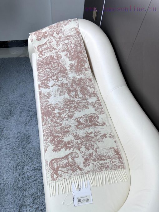 Newly released in 2023, this Sauvage printed scarf from Dior is a fresh interpretation of Di60v80p1n - Image 5