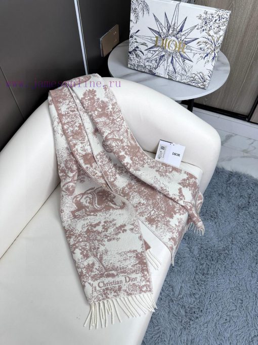 Newly released in 2023, this Sauvage printed scarf from Dior is a fresh interpretation of Di60v80p1n - Image 6