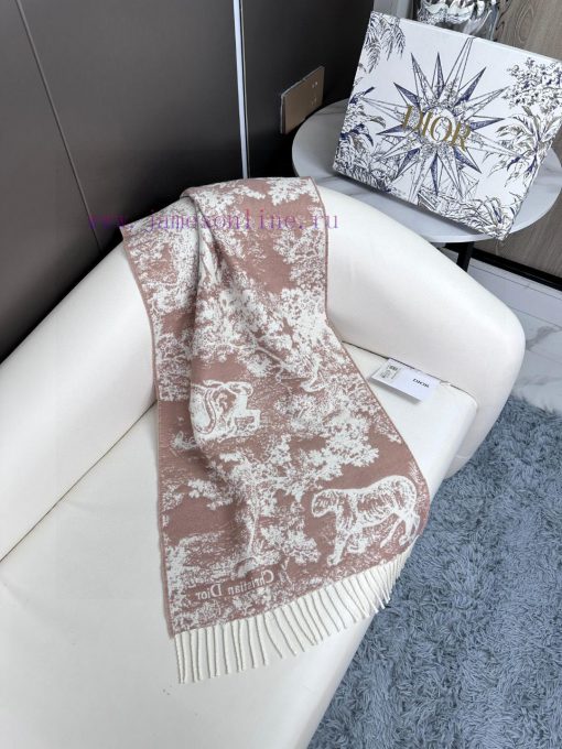 Newly released in 2023, this Sauvage printed scarf from Dior is a fresh interpretation of Di60v80p1n - Image 8