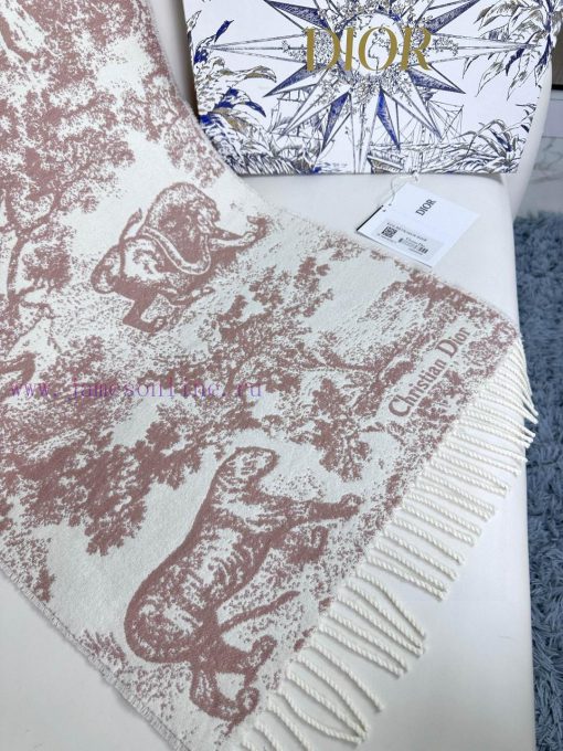 Newly released in 2023, this Sauvage printed scarf from Dior is a fresh interpretation of Di60v80p1n - Image 9