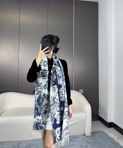 Newly released in 2023, this Sauvage printed scarf from Dior is a fresh interpretation of Dias1pl3cg