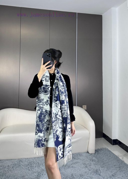 Newly released in 2023, this Sauvage printed scarf from Dior is a fresh interpretation of Dias1pl3cg