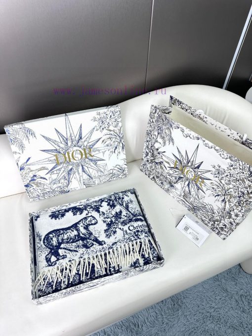 Newly released in 2023, this Sauvage printed scarf from Dior is a fresh interpretation of Dias1pl3cg - Image 4