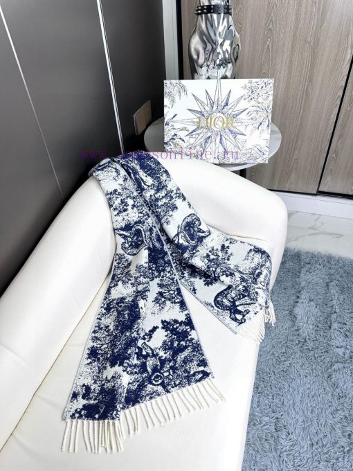 Newly released in 2023, this Sauvage printed scarf from Dior is a fresh interpretation of Dias1pl3cg - Image 6