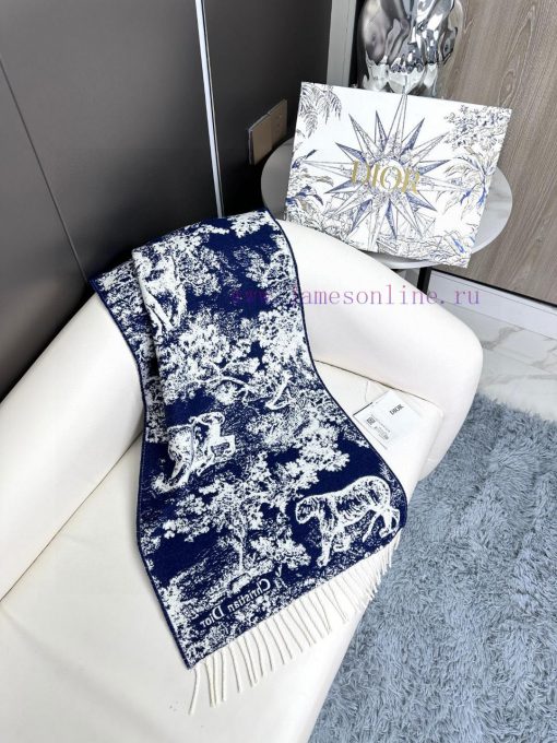 Newly released in 2023, this Sauvage printed scarf from Dior is a fresh interpretation of Dias1pl3cg - Image 8