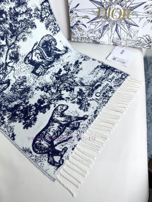 Newly released in 2023, this Sauvage printed scarf from Dior is a fresh interpretation of Dias1pl3cg - Image 9
