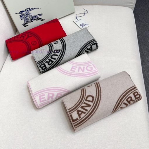 New products for autumn and winter 2024: Burberry's double-sided two tone wool scarf with a er0db9o4 - Image 10