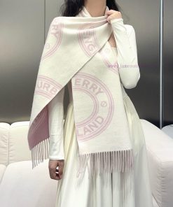 New products for autumn and winter 2024: Burberry's double-sided two tone wool scarf with a vsgvlloa