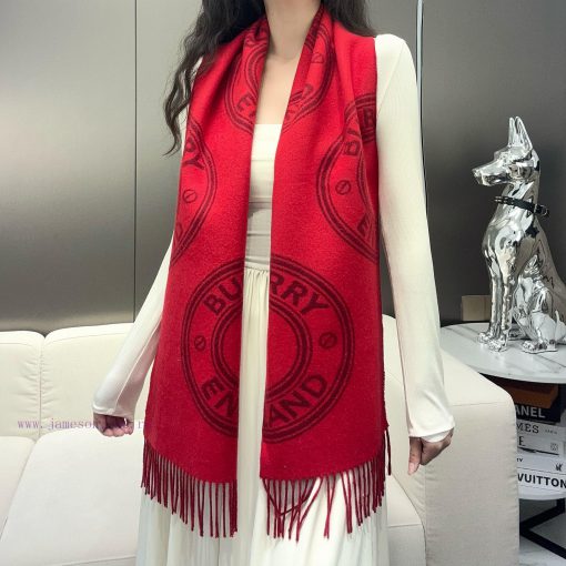New products for autumn and winter 2024: Burberry's double-sided two tone wool scarf with a por29v07