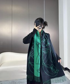 The new Herm è s scarf features delicate contrasting jacquard weaving, presenting the Entrelxdep1sr9