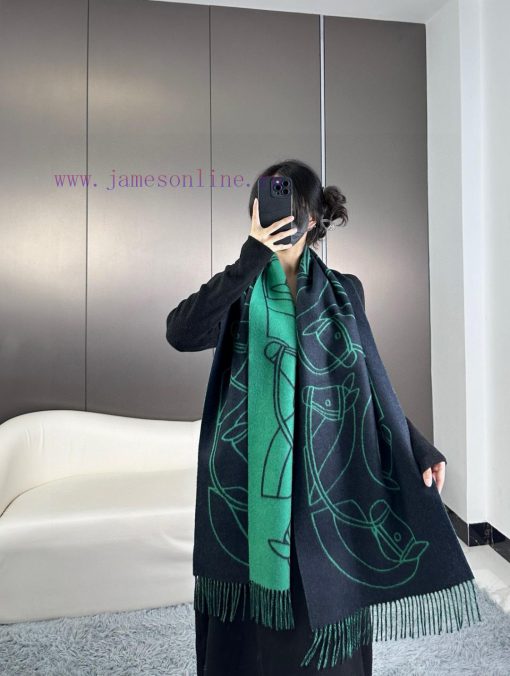 The new Herm è s scarf features delicate contrasting jacquard weaving, presenting the Entrelxdep1sr9 - Image 2