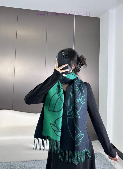 The new Herm è s scarf features delicate contrasting jacquard weaving, presenting the Entrelxdep1sr9 - Image 3